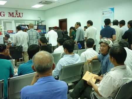 Rất đông người dân đến đổi GPLX