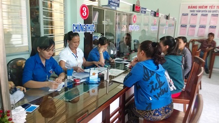 Người đô thị hài lòng với hành chính công hơn người nông thôn - 2 Người dân đang giao dịc tại phường Hòa Khánh Bắc (quận Liên Chiểu, TP Đà Nẵng)