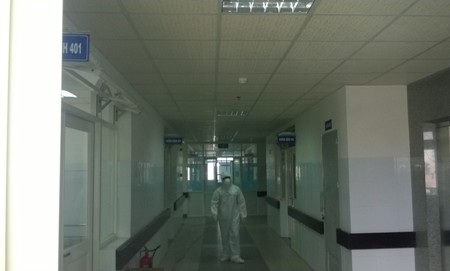 Bệnh nhân tại Đà Nẵng có kết quả 99% âm tính với Ebola - 2 Nhân viên y tế được mặc đồ bảo hộ để tiếp xúc, điều trị cho bệnh nhân