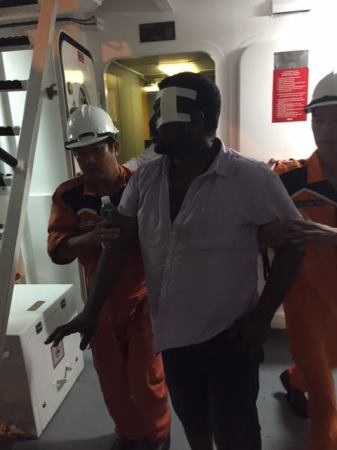 Ra biển giữa lúc mưa bão để cứu thuyền viên tàu Trung Quốc bị nạn - 2 Thuyền viên bị nạn đã được đưa về Đà Nẵng cấp cứu
