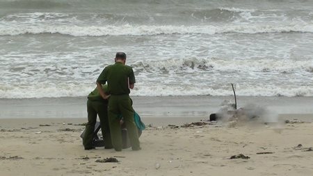 Phát hiện thi thể một người đàn ông dạt vào vịnh Đà Nẵng - 1 Lực lượng chức năng đang khám nghiệm hiện trường