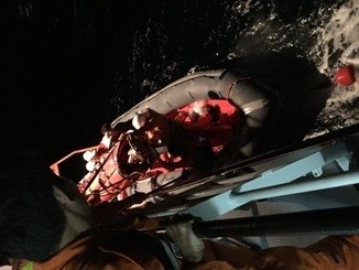 Lực lượng chức năng đang đưa ngư dân Trương Văn Thạch đang được đưa qua tàu SAR 412