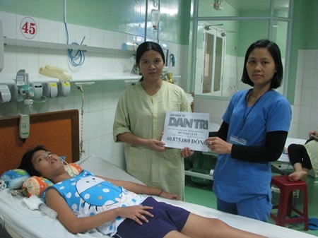 Đại diện Bệnh viện Phụ sản - Nhi Đà Nẵng trao tiền của bạn đọc Dân trí cho gia đình cháu Yến Nhi