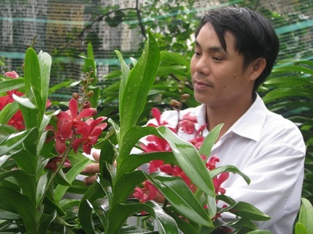 Anh Hùng bên vườn hoa nhà mình