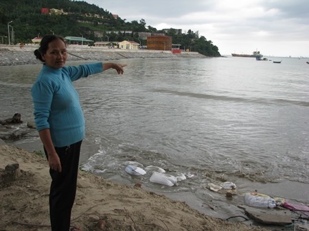 Người dân bỏ cát vào bao tải làm bờ kè nhưng cũng bị sóng cuốn trôi