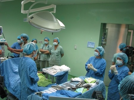 Các bác sĩ, nữ hộ sinh sẵn sàng cho ca mổ