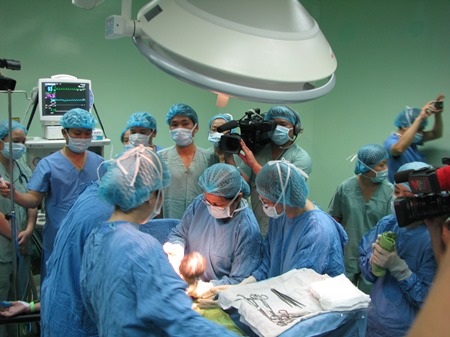 Bé đầu tiên chào đời 