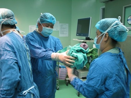 Cháu bé được chuyển qua tay nữ hộ sinh 