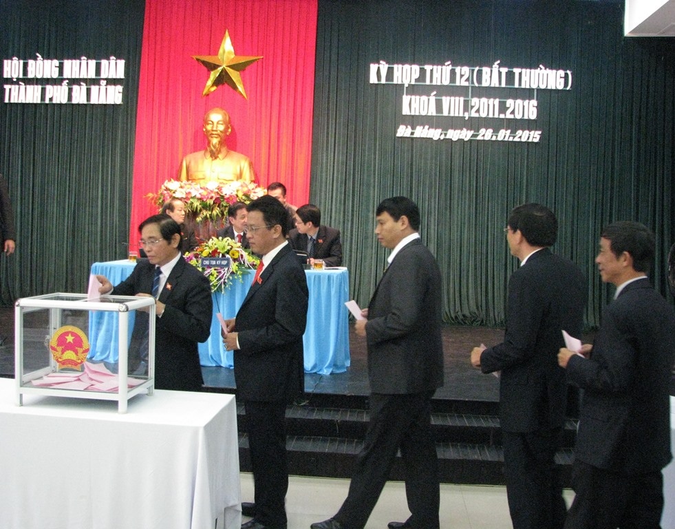 Các đại biểu bỏ phiếu bầu chức danh Chủ tịch UBND TP Đà Nẵng 