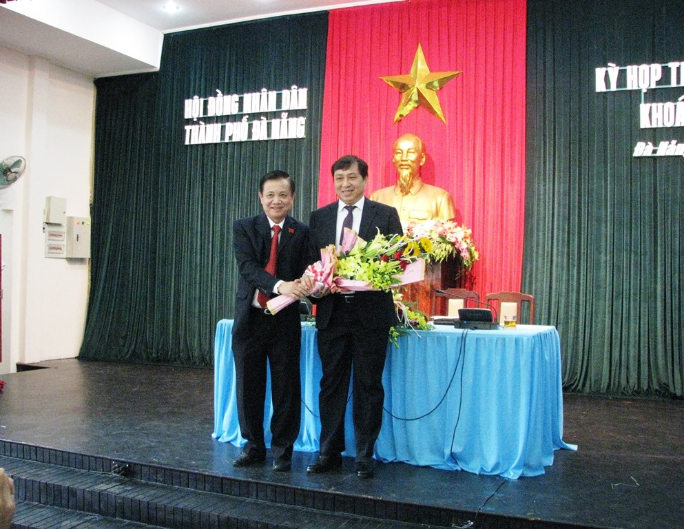 Các đại biểu bỏ phiếu bầu chức danh Chủ tịch UBND TP Đà Nẵng 