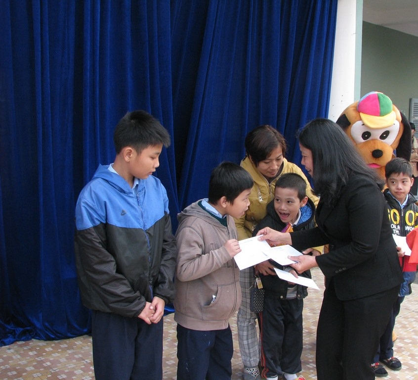 Món quà là nguồn động viên lớn đối với các em trong dịp Tết nguyên đán này