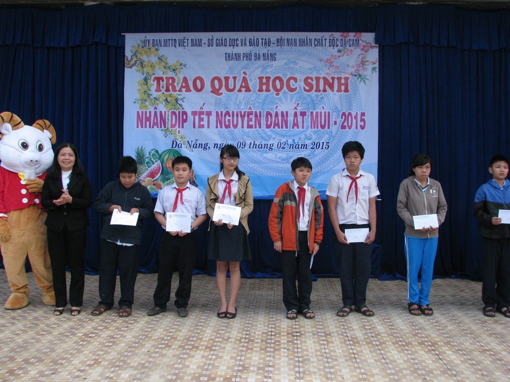 Trao quà Tết đến với những em học sinh có hoàn cảnh khó khăn