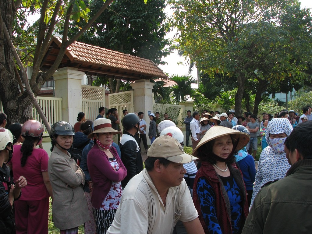 Người dân tập trung trước nhà ông Nguyễn Bá Thanh để chia buồn