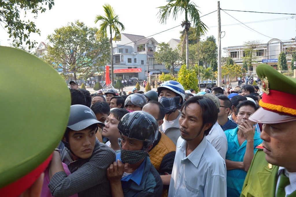 Ai cũng nóng lòng muốn được vào viếng nguyên lãnh đạo thành phố, ông Nguyễn Bá Thanh (ảnh Đoàn Sơn)