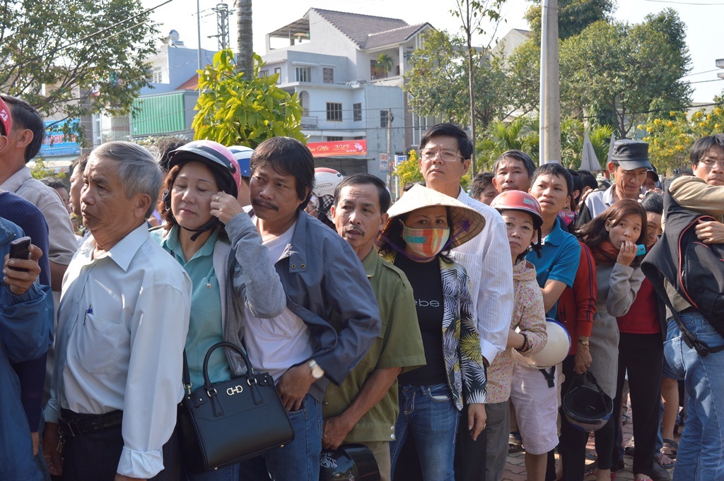 Người dân xếp hàng vào viếng ông Thanh (ảnh Đoàn Sơn)