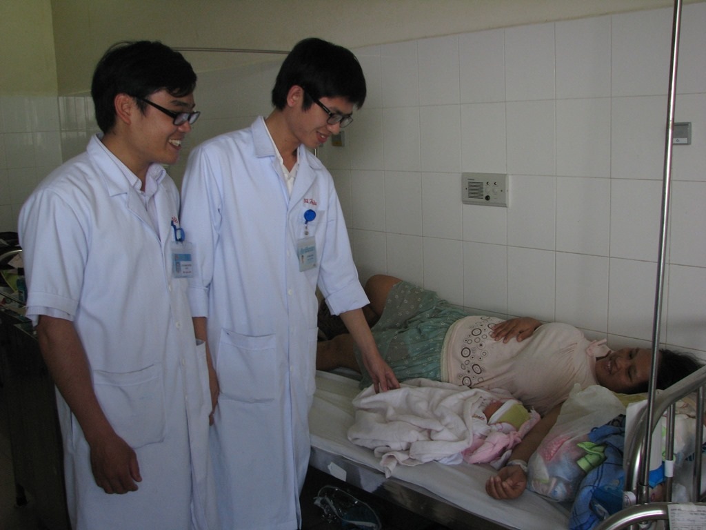 Bác sĩ Tuyên và bác sĩ Hiếu thăm hai mẹ con sản phụ Chăm