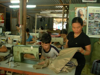 Đà Nẵng: Giải quyết việc làm cho hơn 31 ngàn lao động - 1 Công nhân đang làm việc tại một công ty may mặc trên địa bàn TP Đà Nẵng