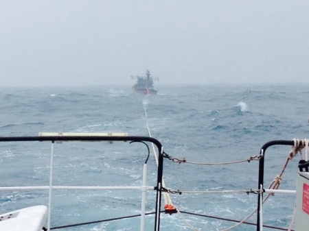 Tàu SAR 274 đang lai dắt tàu BĐ 97184 TS và 13 ngư dân gặp nạn ngoài biển vào bờ.