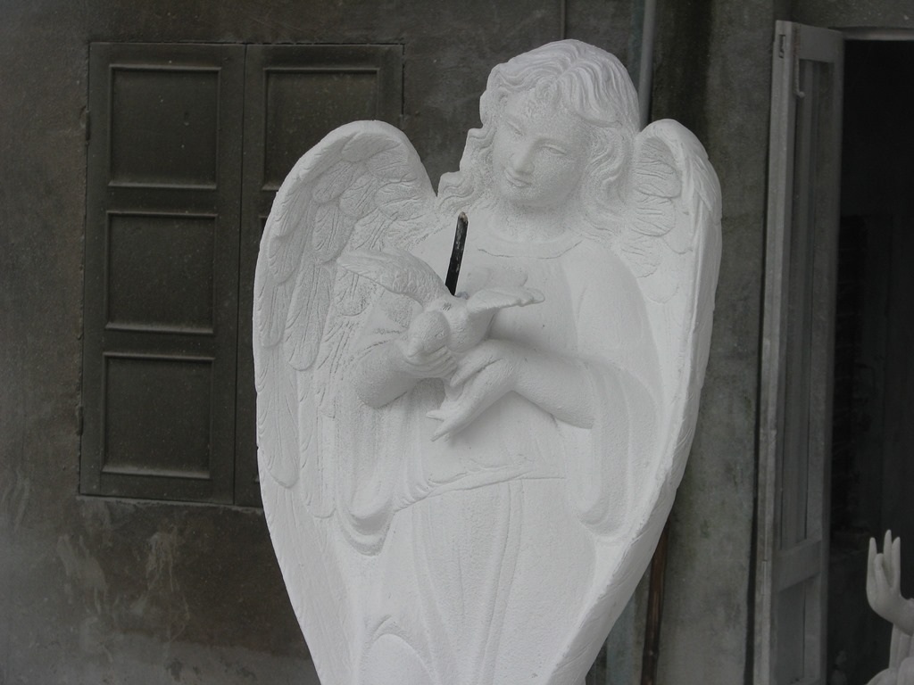 Một bức tượng được chị hoàn thành trước đó