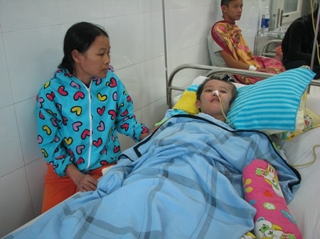 Chị Huệ xót xa nhìn đứa con gái của mình đang nằm một chỗ tại bệnh viện