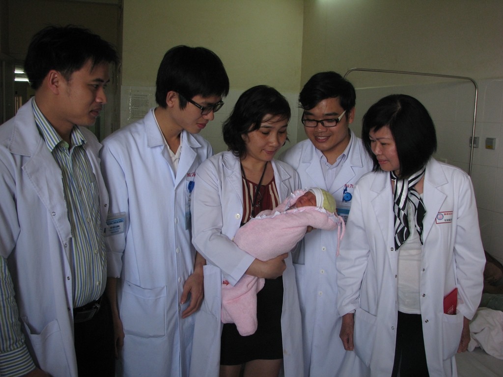 Các bác sĩ trong kíp trực hôm đó vui mừng khi vào thăm cháu bé 