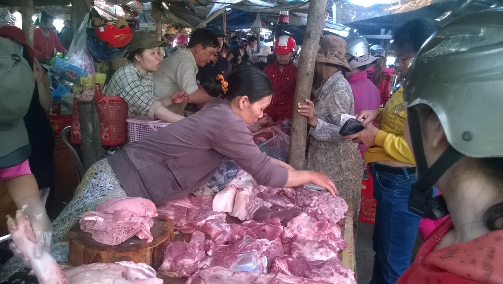 Nhộn nhịp phiên chợ ngày cuối năm - 3 Hàng thịt cũng nhộn nhịp không kém