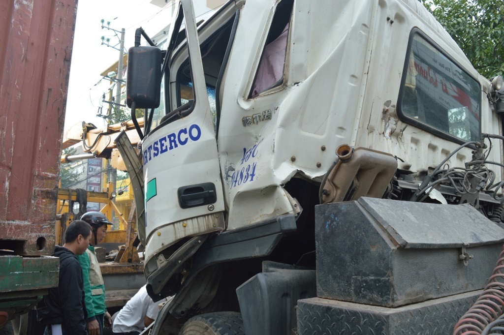 Cabin xe 43C-04834 bị biến dạng