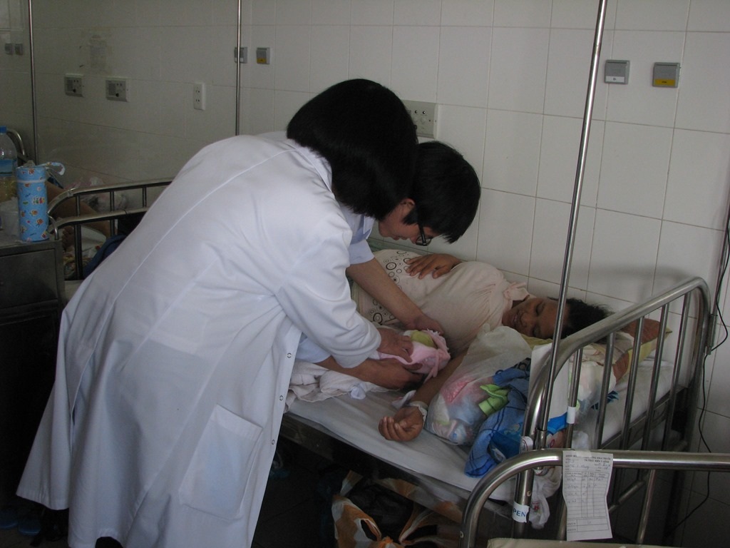 Hiện sức khỏe của hai mẹ con sản phụ Chăm rất tốt