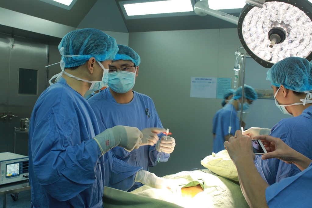 Các bác sĩ được huấn luyện đặt buồng tiêm dưới da