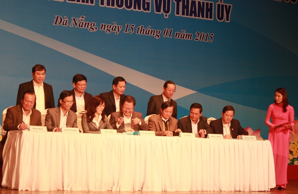 2015, Đà Nẵng sẽ giải quyết triệt để nạn ăn xin - 1 Đại diện các quận, huyện cũng đã ký cam kết thực hiện