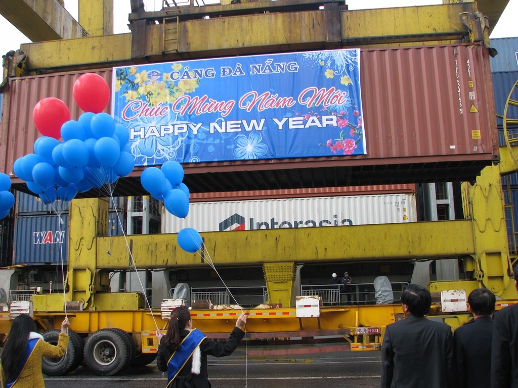 Cảng Đà Nẵng đón tấn hàng đầu năm 2015 và công bố tấn hàng thứ 6 triệu thông qua cảng năm 2014.