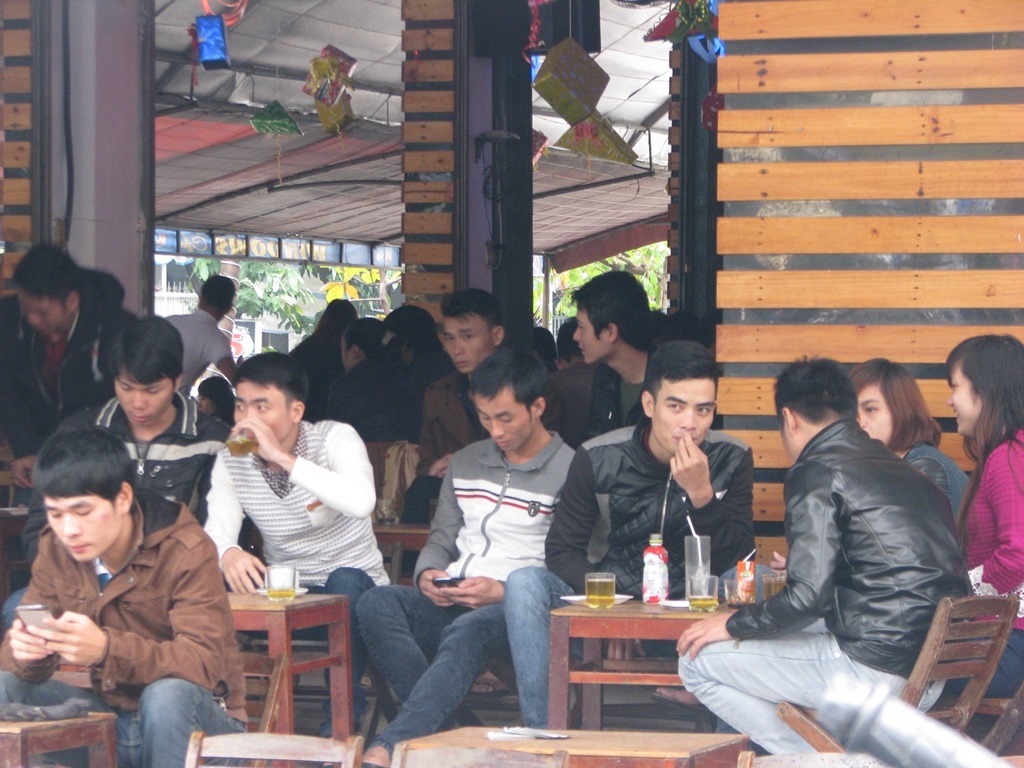 Các quán cà phê cóc đông hơn hẳn ngày thường