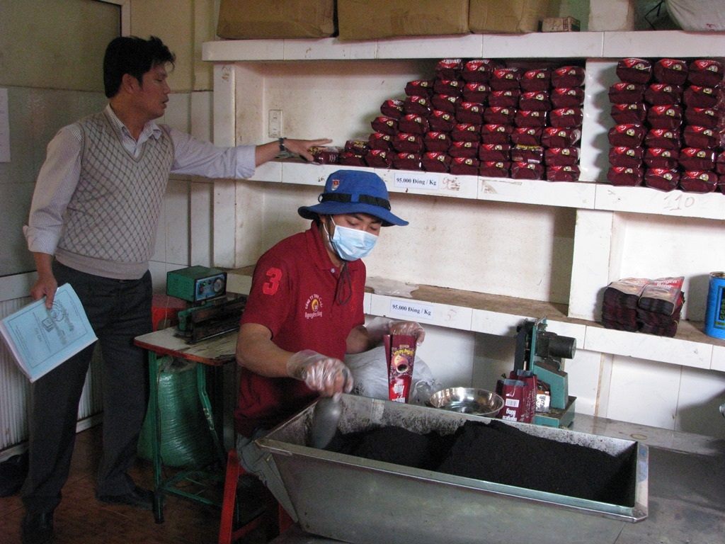 Đoàn kiểm tra một công ty sản xuất cà phê trên đường Điện Biên Phủ