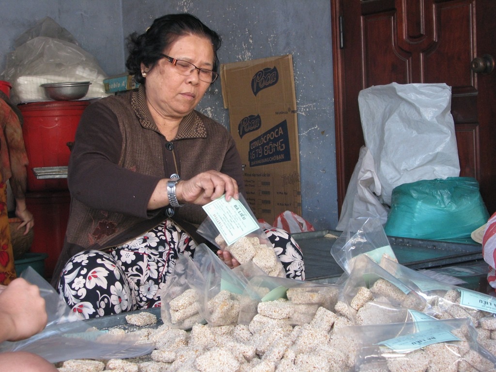 Bà Liễu đang đóng gói bánh