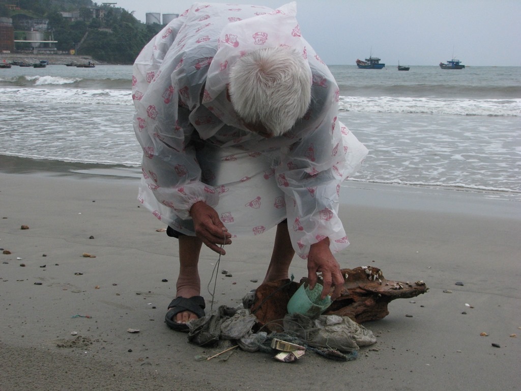 Bãi biển trở nên sạch sẽ hơn nhờ có bàn tay của ông 