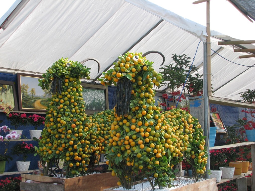 Những tác phẩm hình chú dê được bày bán nhiều tại hội chợ hoa Xuân năm nay (Ảnh: Khánh Hồng)