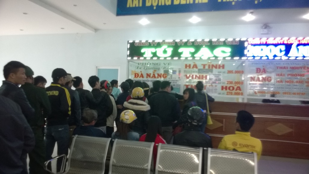 Đà Nẵng bắt đầu bán vé xe Tết - 2 Người dân và các bạn sinh viên xếp hàng mua vé xe Tết tại Bến xe Trung tâm Đà Nẵng