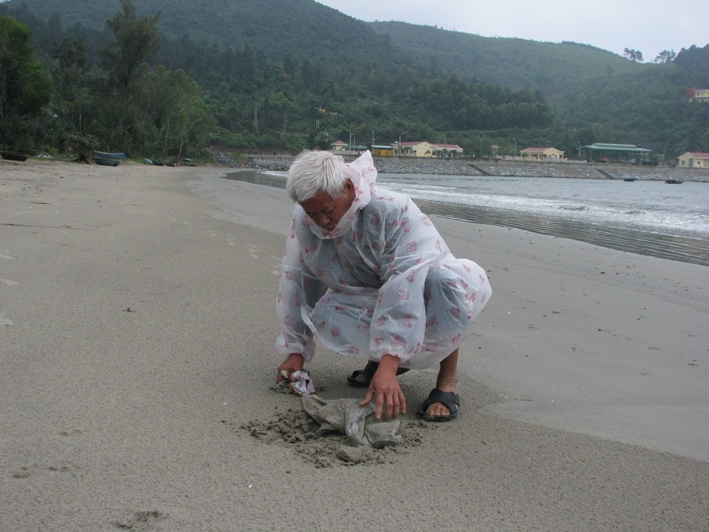 Ông Mạo cần mẫn nhặt rác trên bãi biển