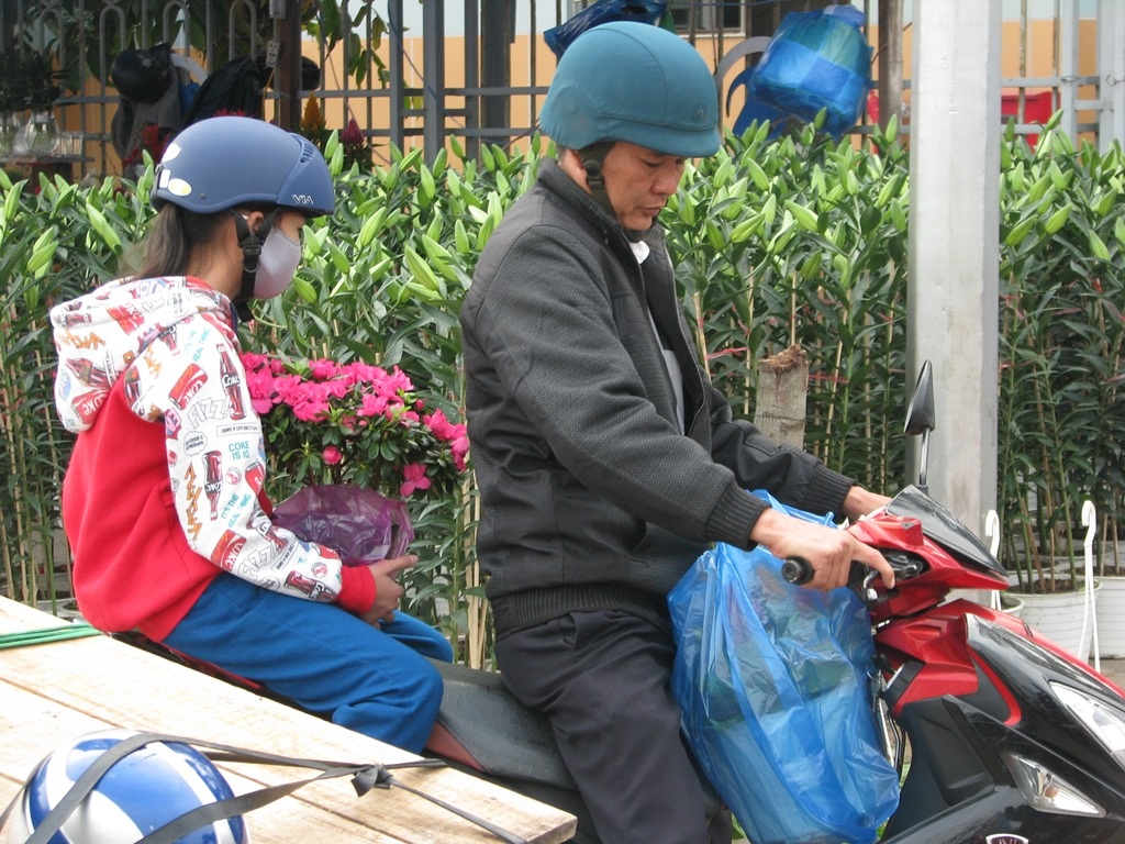 Hai bố con cùng đi mua hoa