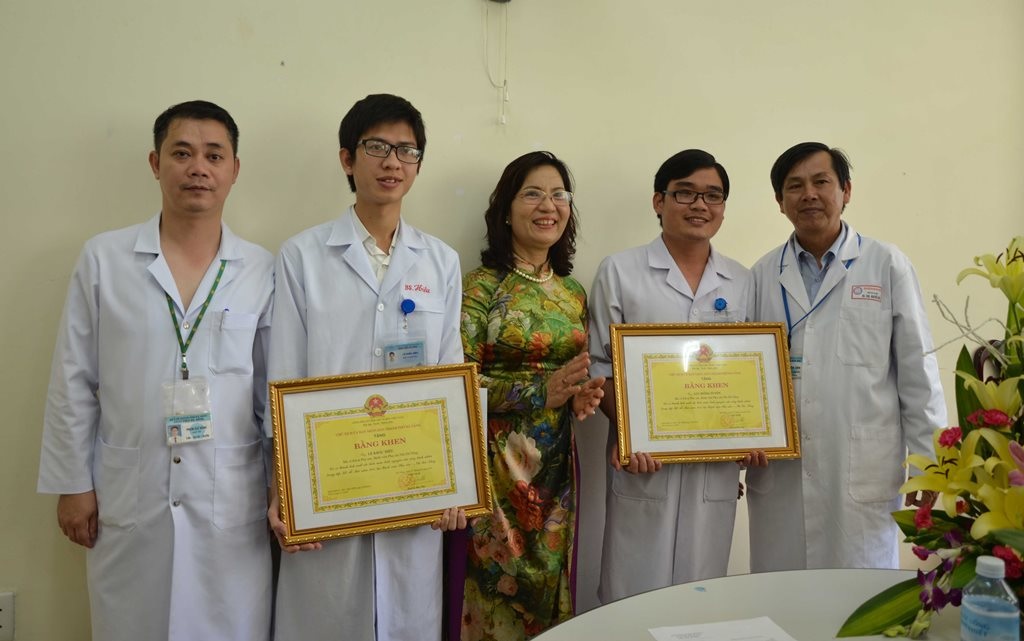 Nghĩa cử cao đẹp của hai bác sĩ thể hiện tấm lòng của người thầy thuốc hết lòng vì bệnh nhân