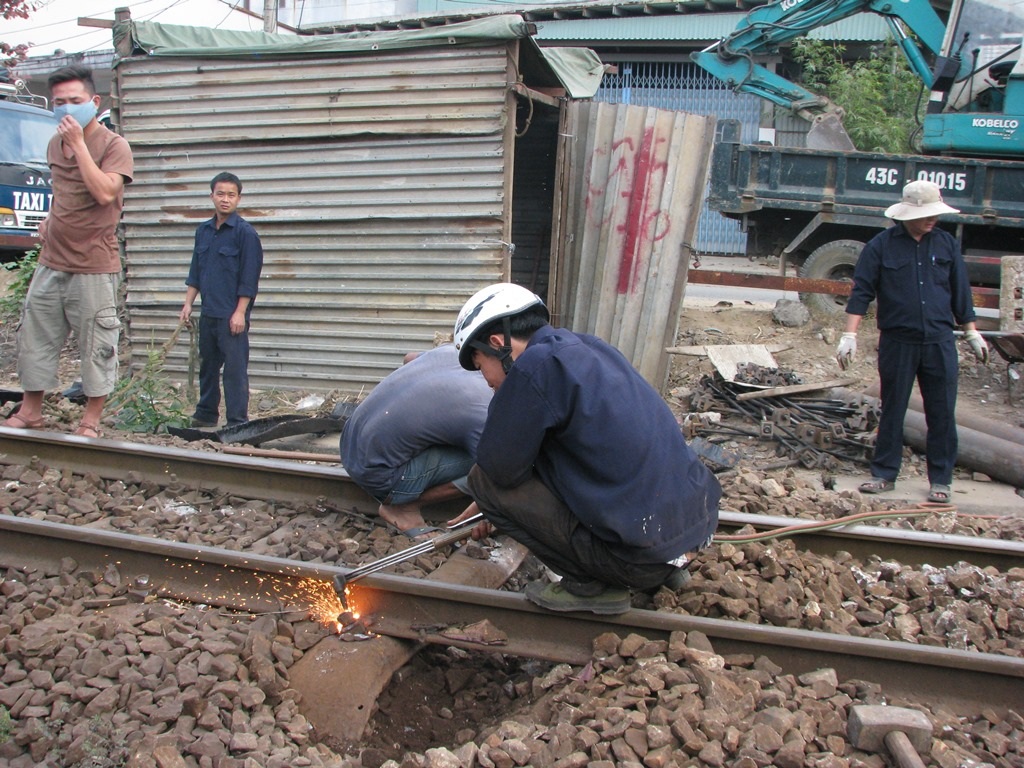 Công nhân sửa chữa đoạn đường sắt nơi tàu dừng vì bị trật bánh