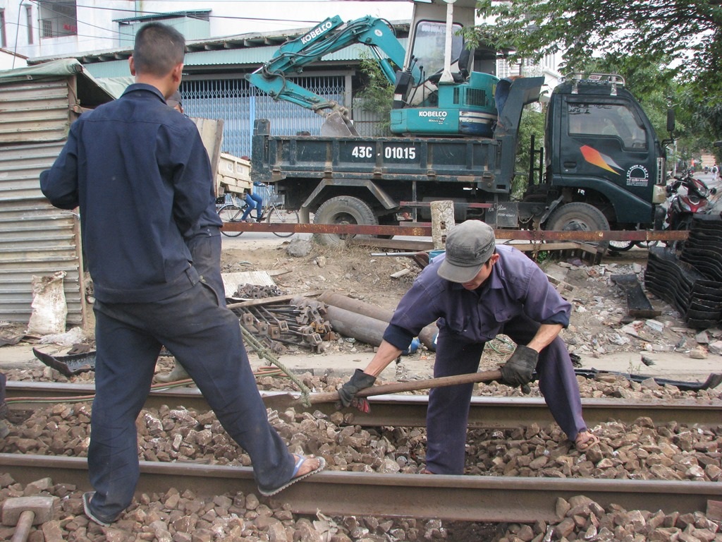 Công nhân sửa chữa đoạn đường sắt nơi tàu dừng vì bị trật bánh