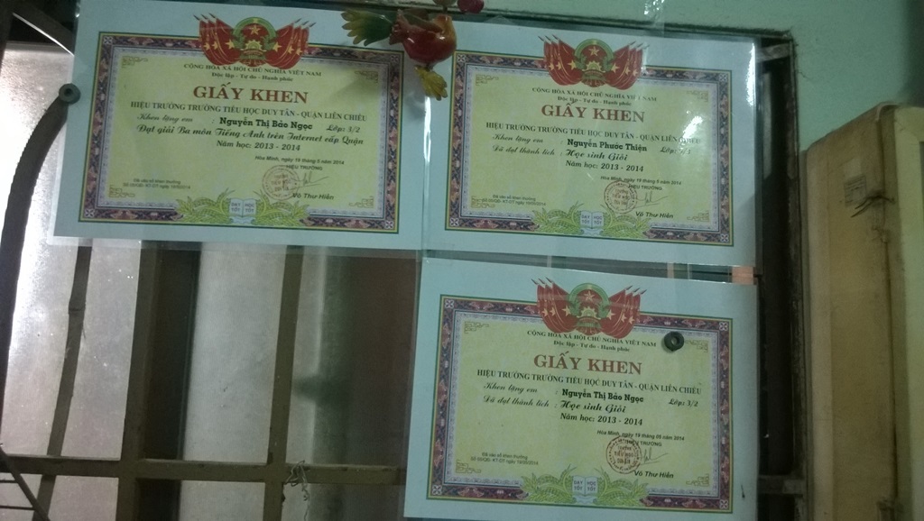 Bố nằm liệt ở bệnh viện, mẹ chết vì tai nạn, hai con trẻ bơ vơ - 4 Những tờ giấy khen của hai cháu Thiện, Ngọc