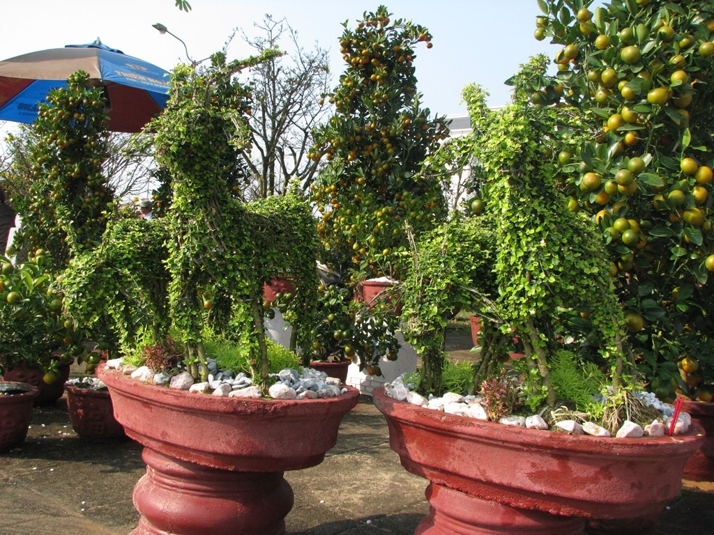 Những tác phẩm hình chú dê được bày bán nhiều tại hội chợ hoa Xuân năm nay (Ảnh: Khánh Hồng)