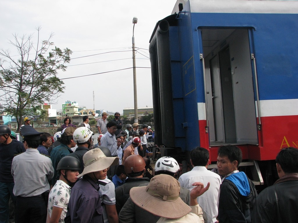Công nhân sửa chữa đoạn đường sắt nơi tàu dừng vì bị trật bánh