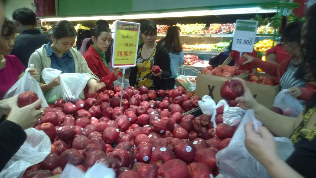 Gian hàng bán táo cũng nhộn nhịp không kém