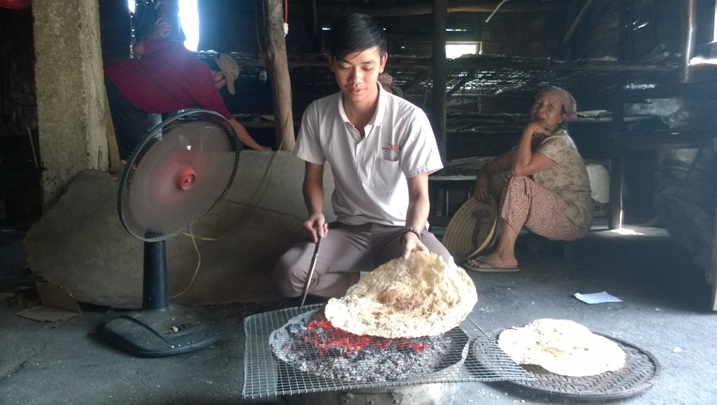 Làng bánh tráng tất bật vào vụ bánh lớn nhất năm - 2 Vào vụ Tết, con cái cũng phụ giúp bố mẹ làm bánh