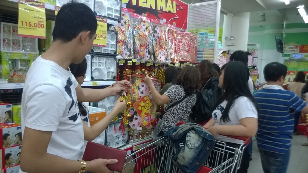 Nhiều người còn mua đồ trang trí nữa