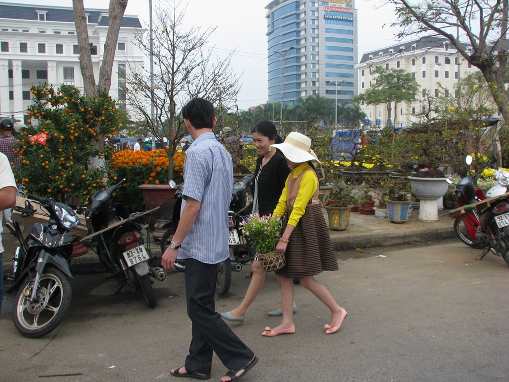 Cả gia đình cũng đi mua hoa Tết
