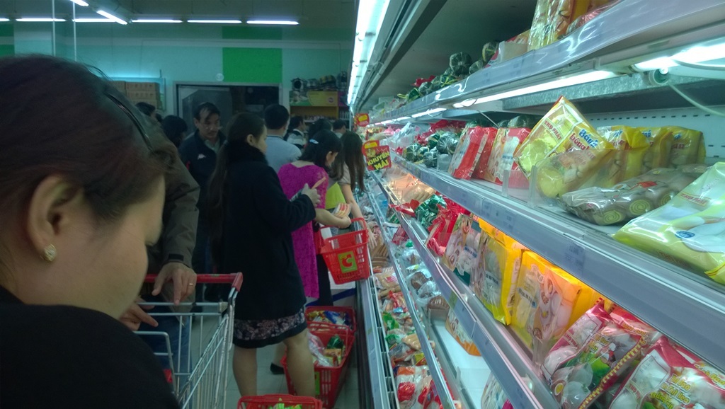 Gian hàng các loại nem, xúc xích 